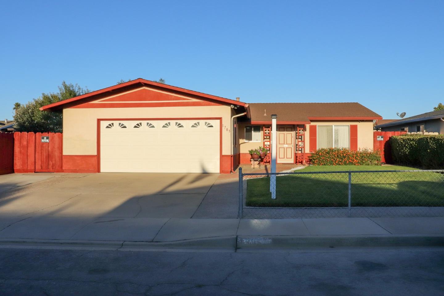 Detail Gallery Image 1 of 1 For 1705 Los Coches Cir, Salinas,  CA 93906 - 3 Beds | 2 Baths