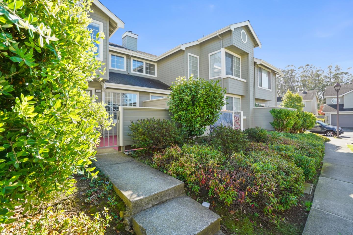 Detail Gallery Image 1 of 1 For 1704 Hampton Ln, Daly City,  CA 94014 - 2 Beds | 2/1 Baths