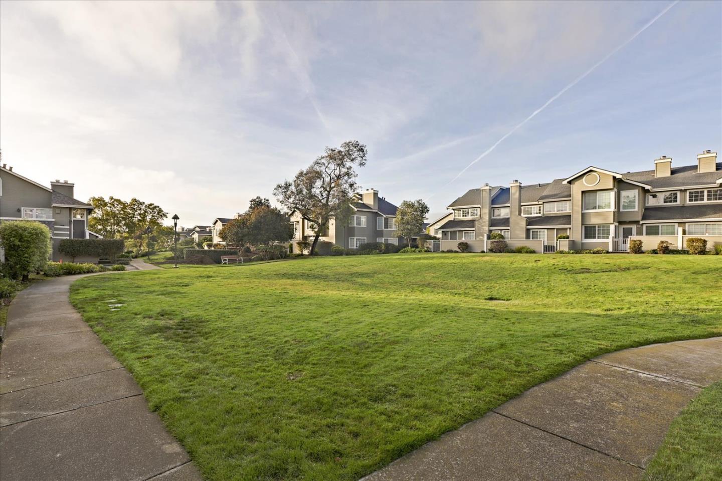 Detail Gallery Image 1 of 1 For 1110 Brittany Ln, Daly City,  CA 94014 - 2 Beds | 2/1 Baths