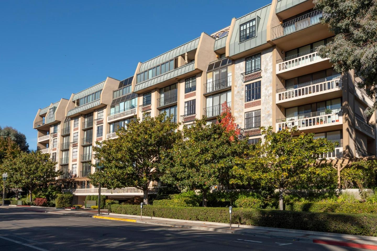 Detail Gallery Image 1 of 1 For 555 Laurel Ave #210,  San Mateo,  CA 94401 - 2 Beds | 2/1 Baths
