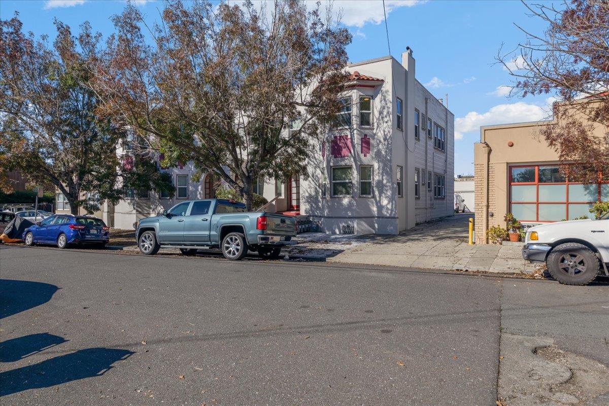 818 61st Street, OAKLAND, California 94608, ,Comm Ri Multi-units 5+,For Sale,61st Street,ML81870903