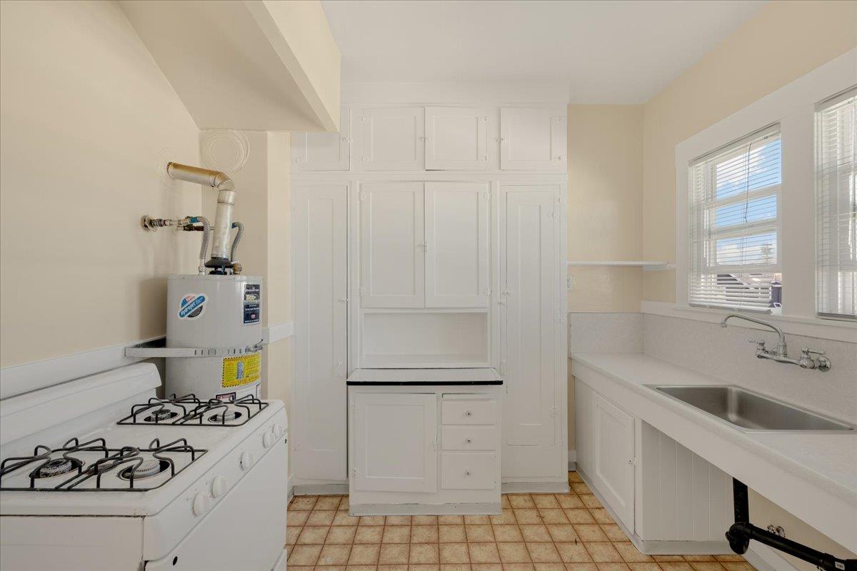 818 61st Street, OAKLAND, California 94608, ,Comm Ri Multi-units 5+,For Sale,61st Street,ML81870903