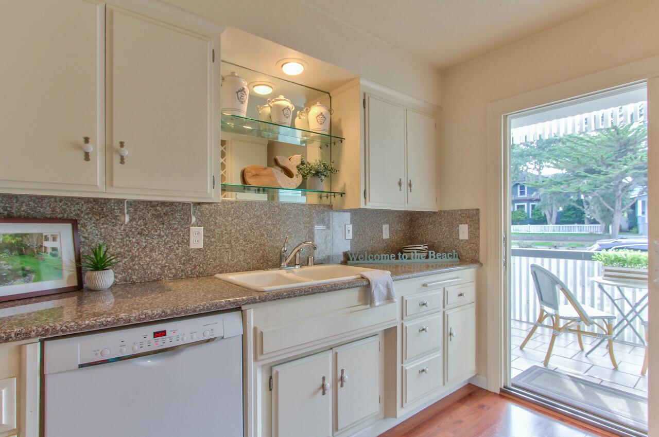 Detail Gallery Image 1 of 1 For 810 Lighthouse Ave #206,  Pacific Grove,  CA 93950 - 2 Beds | 2 Baths