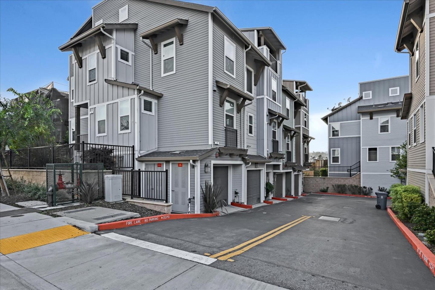 Detail Gallery Image 1 of 1 For 4 Rosebud Ct, Daly City,  CA 94014 - 2 Beds | 2/1 Baths