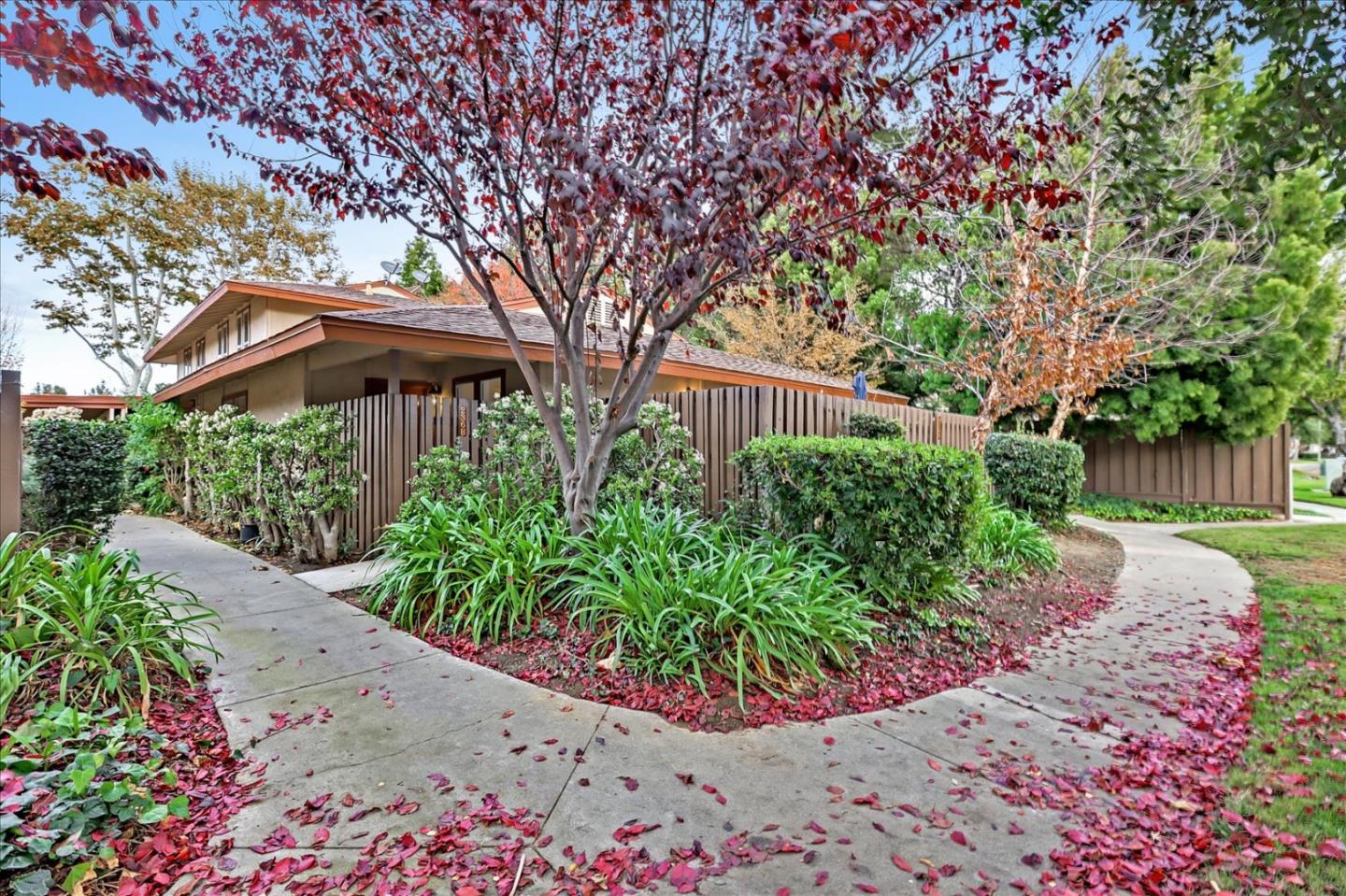 Detail Gallery Image 1 of 1 For 236 Red Oak Dr #H,  Sunnyvale,  CA 94086 - 3 Beds | 2 Baths