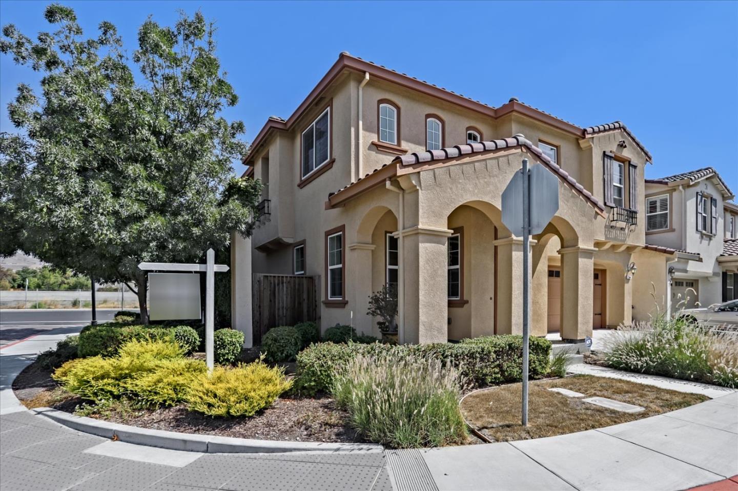 Detail Gallery Image 1 of 1 For 394 Gerald Cir, Milpitas,  CA 95035 - 4 Beds | 2/1 Baths