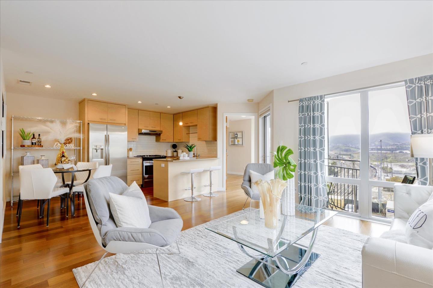 Detail Gallery Image 1 of 1 For 2189 Bayshore Blvd #302,  San Francisco,  CA 94134 - 3 Beds | 2/1 Baths