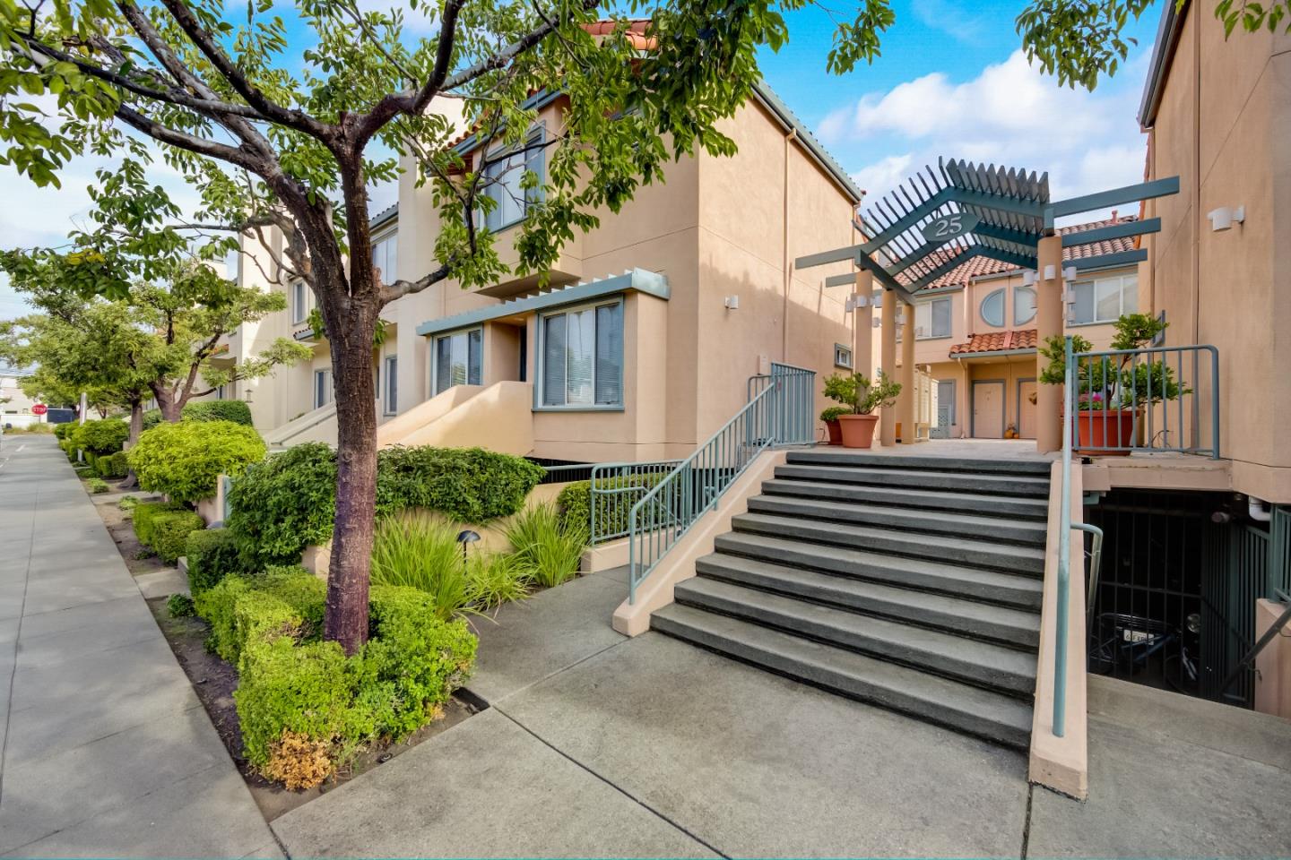 Detail Gallery Image 1 of 1 For 25 Mcaker Ct #111,  San Mateo,  CA 94403 - 3 Beds | 2/1 Baths