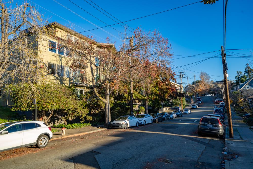 Detail Gallery Image 1 of 1 For 22 Moss Ave #111,  Oakland,  CA 94610 - 2 Beds | 2 Baths