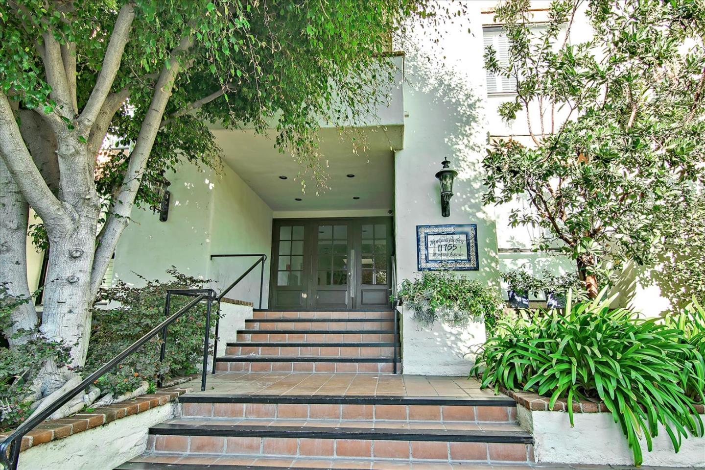 Detail Gallery Image 1 of 1 For 11755 Montana Ave #106,  Los Angeles,  CA 90049 - 2 Beds | 2 Baths
