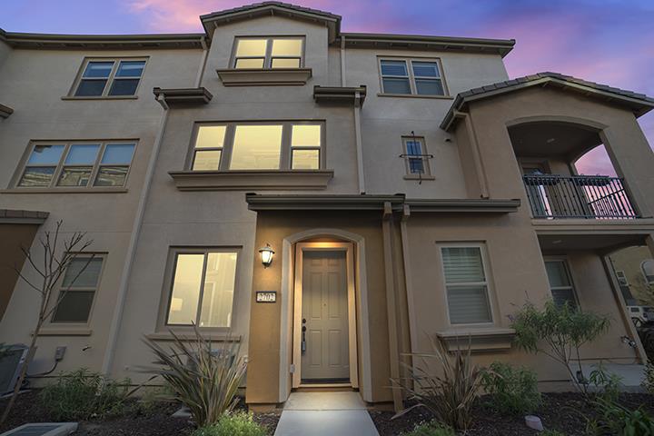 Detail Gallery Image 1 of 1 For 2702 Urbino Ct, San Jose,  CA 95111 - 3 Beds | 3/1 Baths