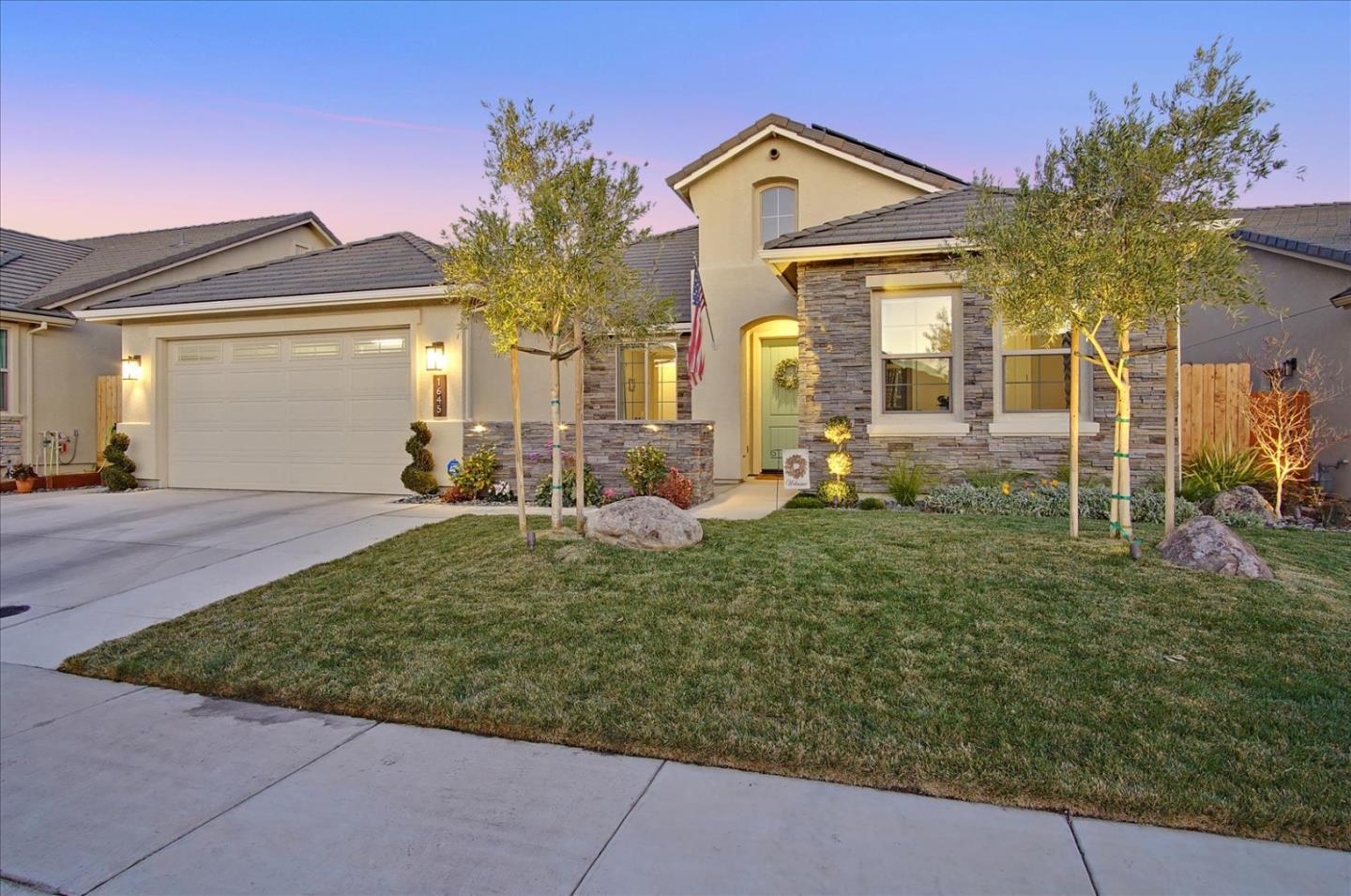 Detail Gallery Image 1 of 1 For 1645 Goldenstar Ct, Hollister,  CA 95023 - 4 Beds | 3 Baths