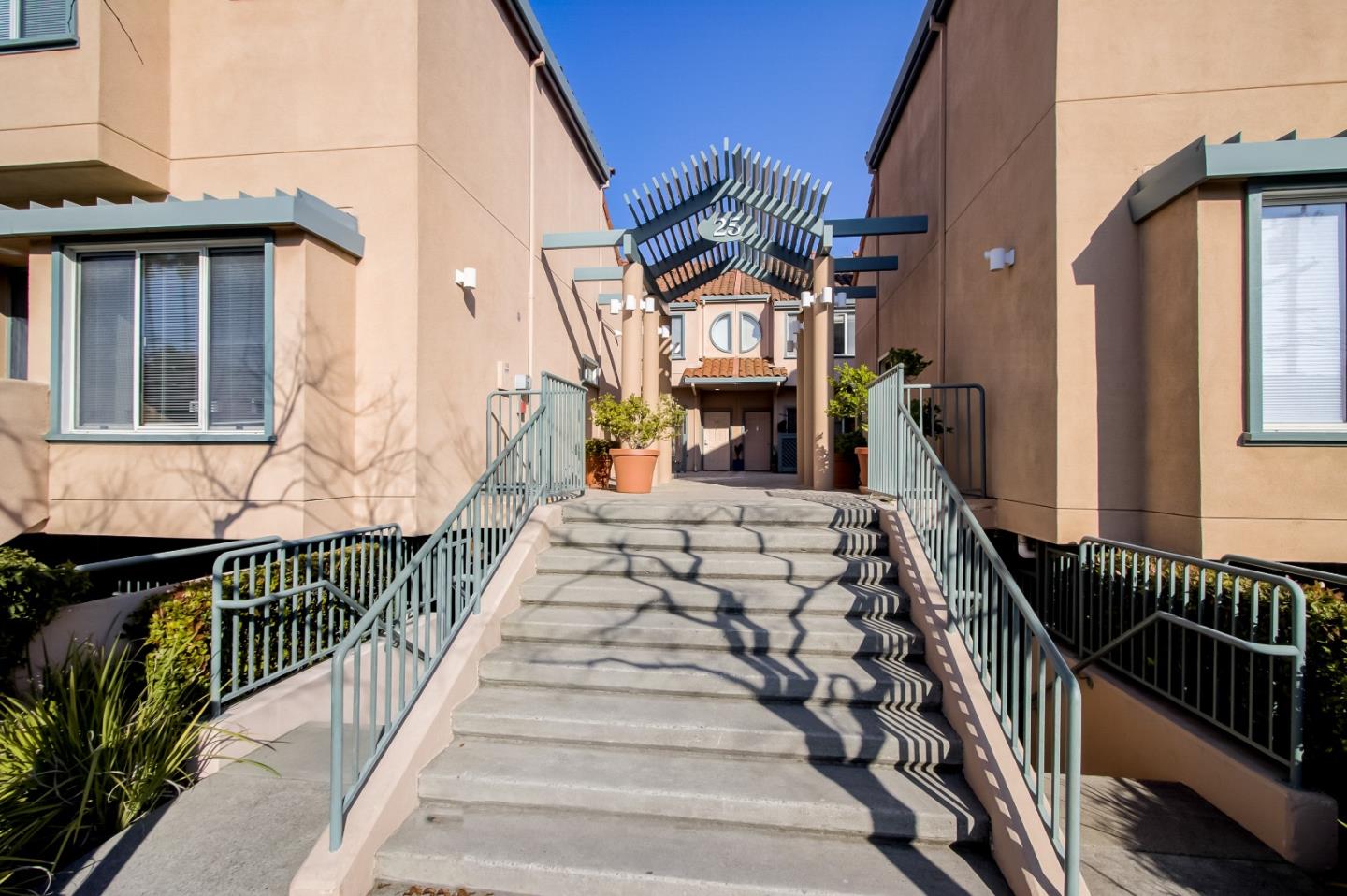 Detail Gallery Image 1 of 1 For 25 Mcaker Ct #124,  San Mateo,  CA 94403 - 3 Beds | 2/1 Baths