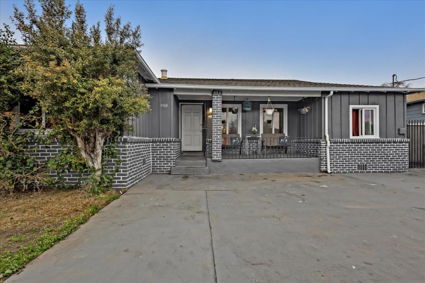 Detail Gallery Image 1 of 1 For 9908 Saint Elmo Dr, Oakland,  CA 94603 - 3 Beds | 1 Baths