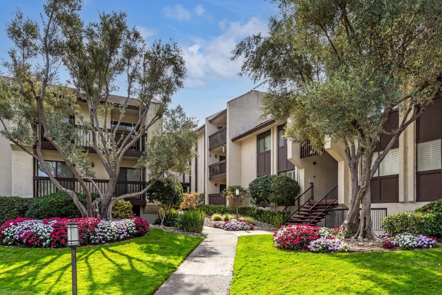 Detail Gallery Image 1 of 1 For 226 W Edith Ave #20,  Los Altos,  CA 94022 - 2 Beds | 2 Baths