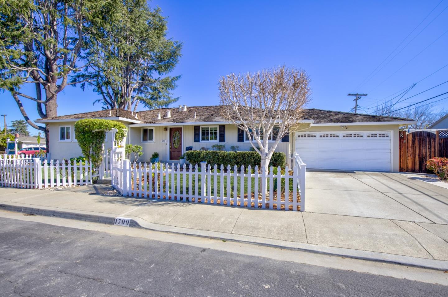 Detail Gallery Image 1 of 1 For 1709 Peartree Ln, Mountain View,  CA 94040 - 3 Beds | 2 Baths