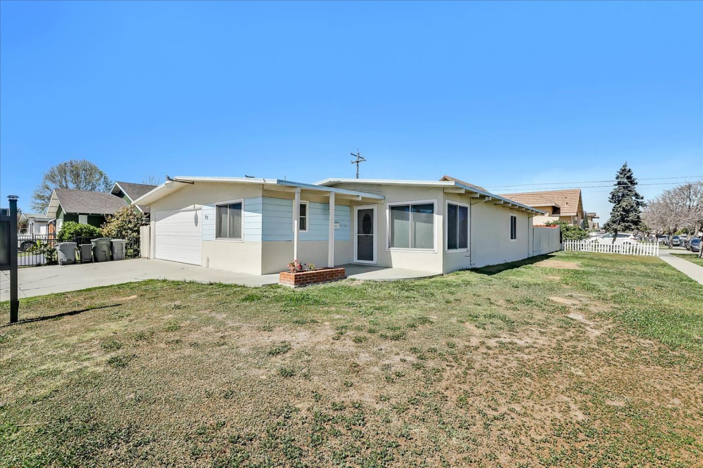 Detail Gallery Image 1 of 1 For 817 John St, Salinas,  CA 93905 - 3 Beds | 2 Baths