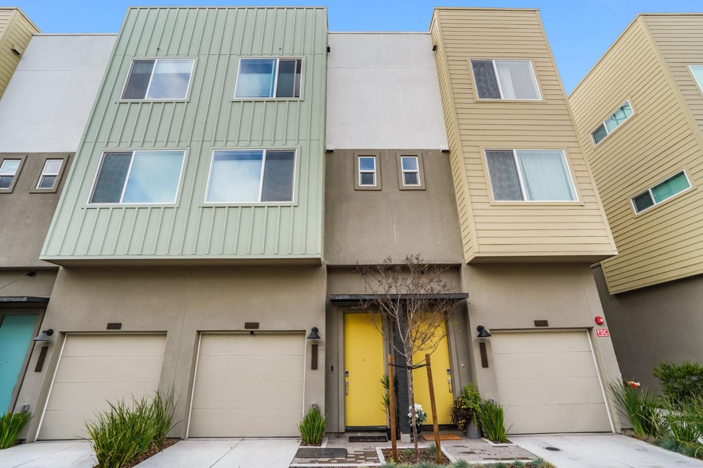 Detail Gallery Image 1 of 1 For 103 Uptown Cir, Oakland,  CA 94607 - 2 Beds | 2/1 Baths