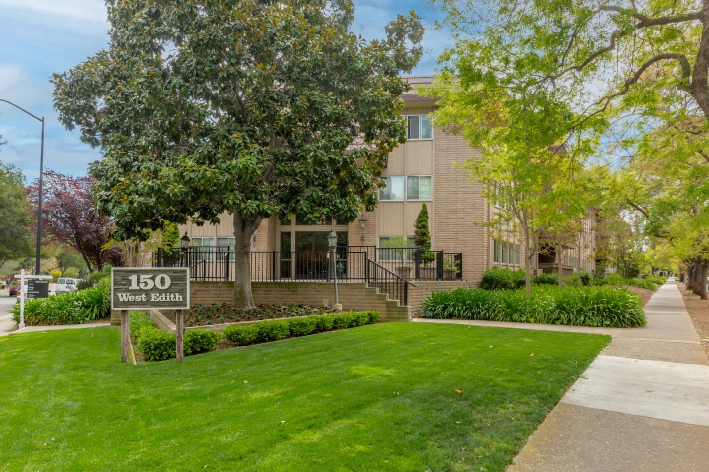 Detail Gallery Image 1 of 23 For 150 W Edith Ave #44,  Los Altos,  CA 94022 - 2 Beds | 2 Baths