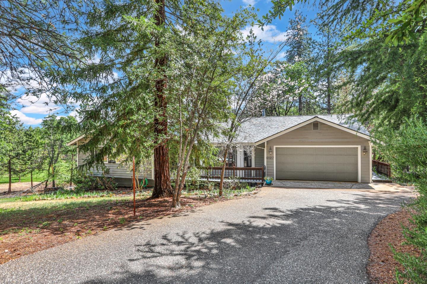 Photo of 6127 Silverleaf Dr in Foresthill, CA