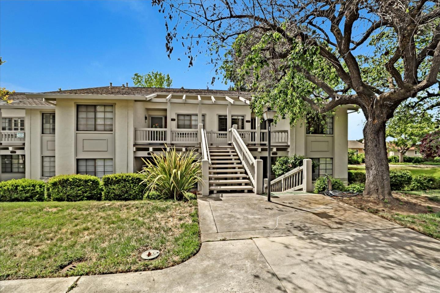 Detail Gallery Image 1 of 1 For 5345 Cribari Dell, San Jose,  CA 95135 - 2 Beds | 2 Baths