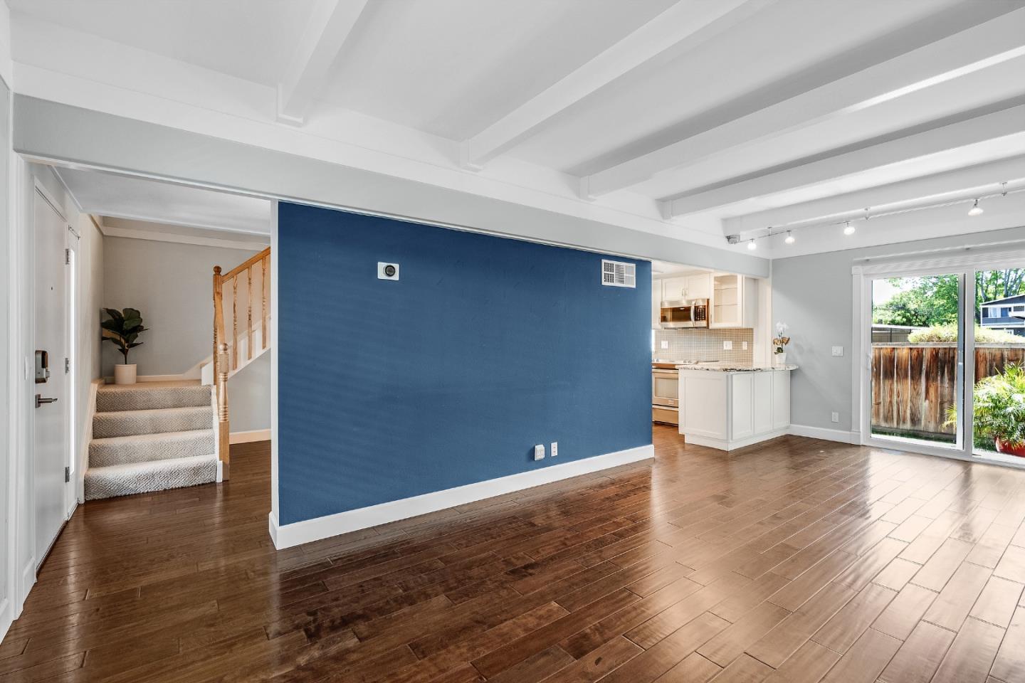 Detail Gallery Image 1 of 1 For 532 Tyrella Ave #46,  Mountain View,  CA 94043 - 3 Beds | 1/1 Baths