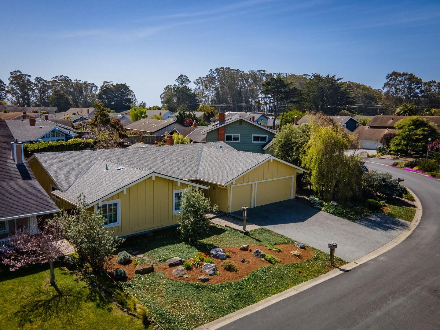 Detail Gallery Image 1 of 1 For 2033 Touraine Ln, Half Moon Bay,  CA 94019 - 4 Beds | 2 Baths