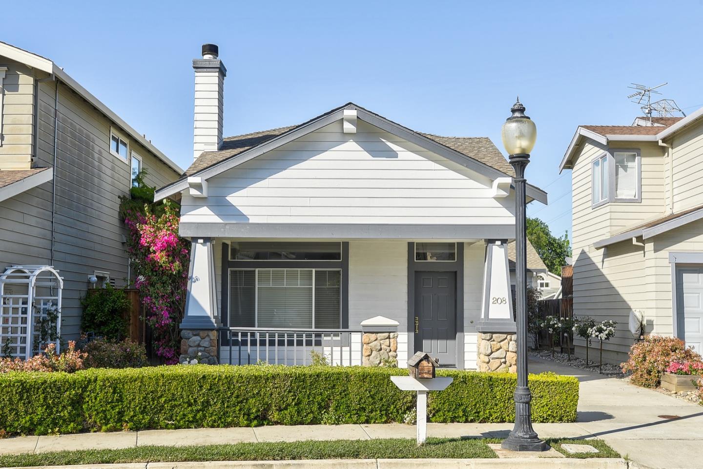 Detail Gallery Image 1 of 1 For 208 Orchard Glen Ct, Mountain View,  CA 94043 - 2 Beds | 2/1 Baths