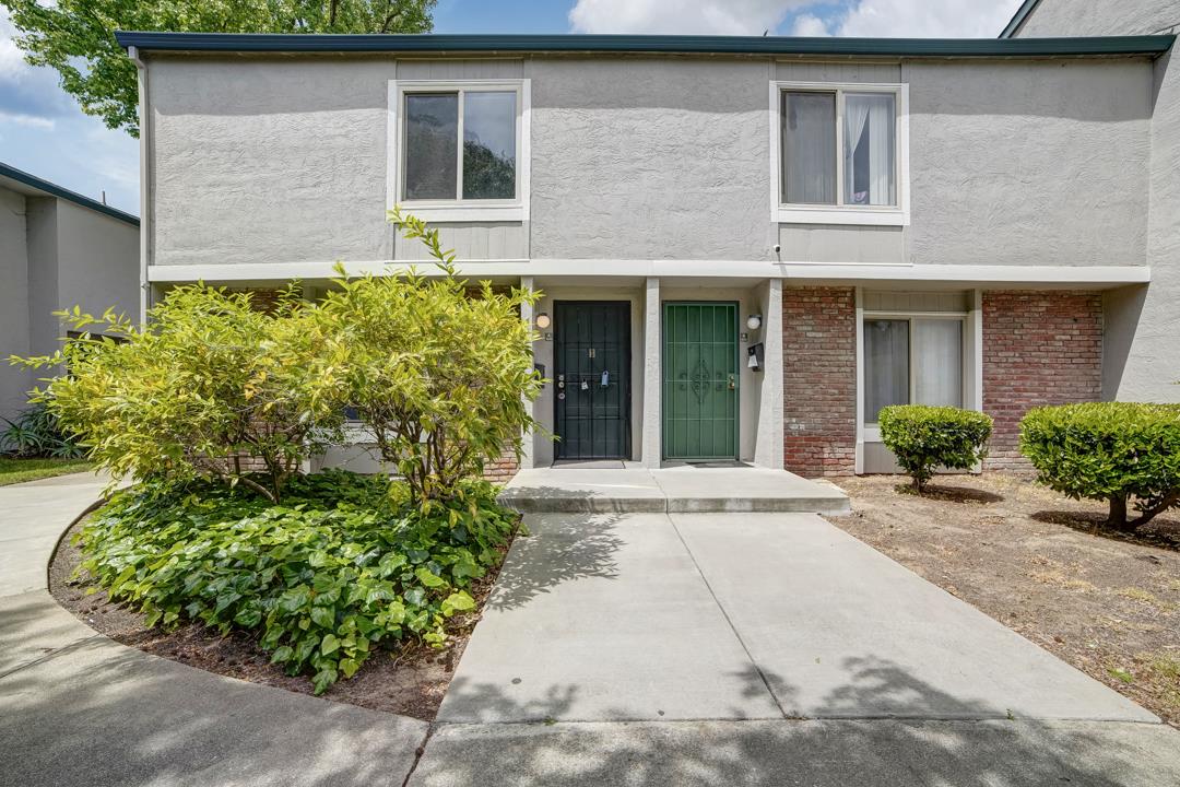 Move In Ready Townhouse featuring 3 bedrooms . Nicely updated with newer appliances. Home in a green belt near pool. Close to all transportation, near downtown shopping . Its a must see home!