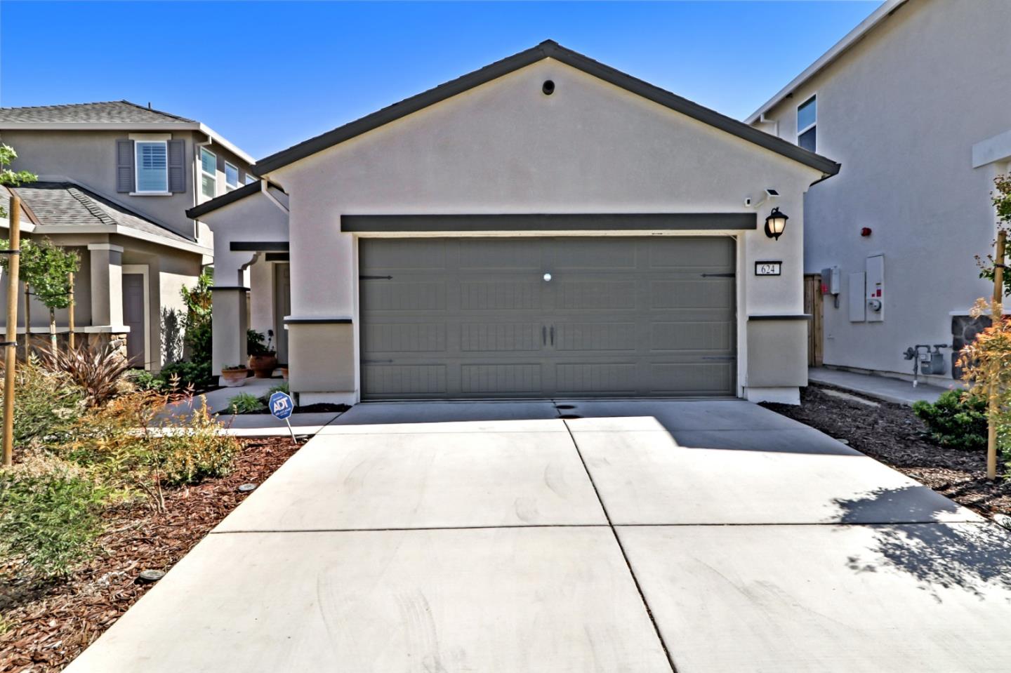 Detail Gallery Image 1 of 34 For 624 Flagstone Dr, Stockton,  CA 95206 - 3 Beds | 2 Baths