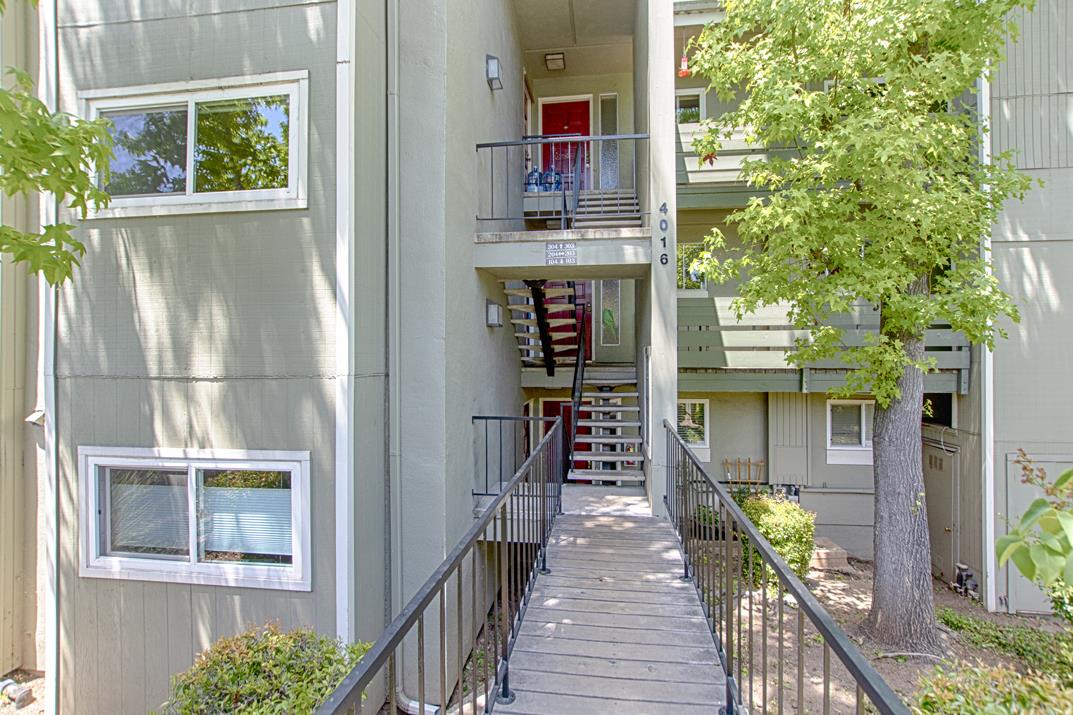 Detail Gallery Image 1 of 1 For 4016 Farm Hill Blvd #204,  Redwood City,  CA 94061 - 3 Beds | 2 Baths