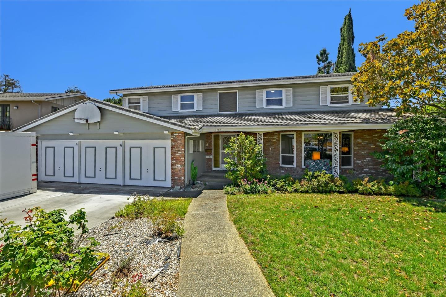 Detail Gallery Image 1 of 44 For 1187 Fairbrook Dr, Mountain View,  CA 94040 - 6 Beds | 3/1 Baths