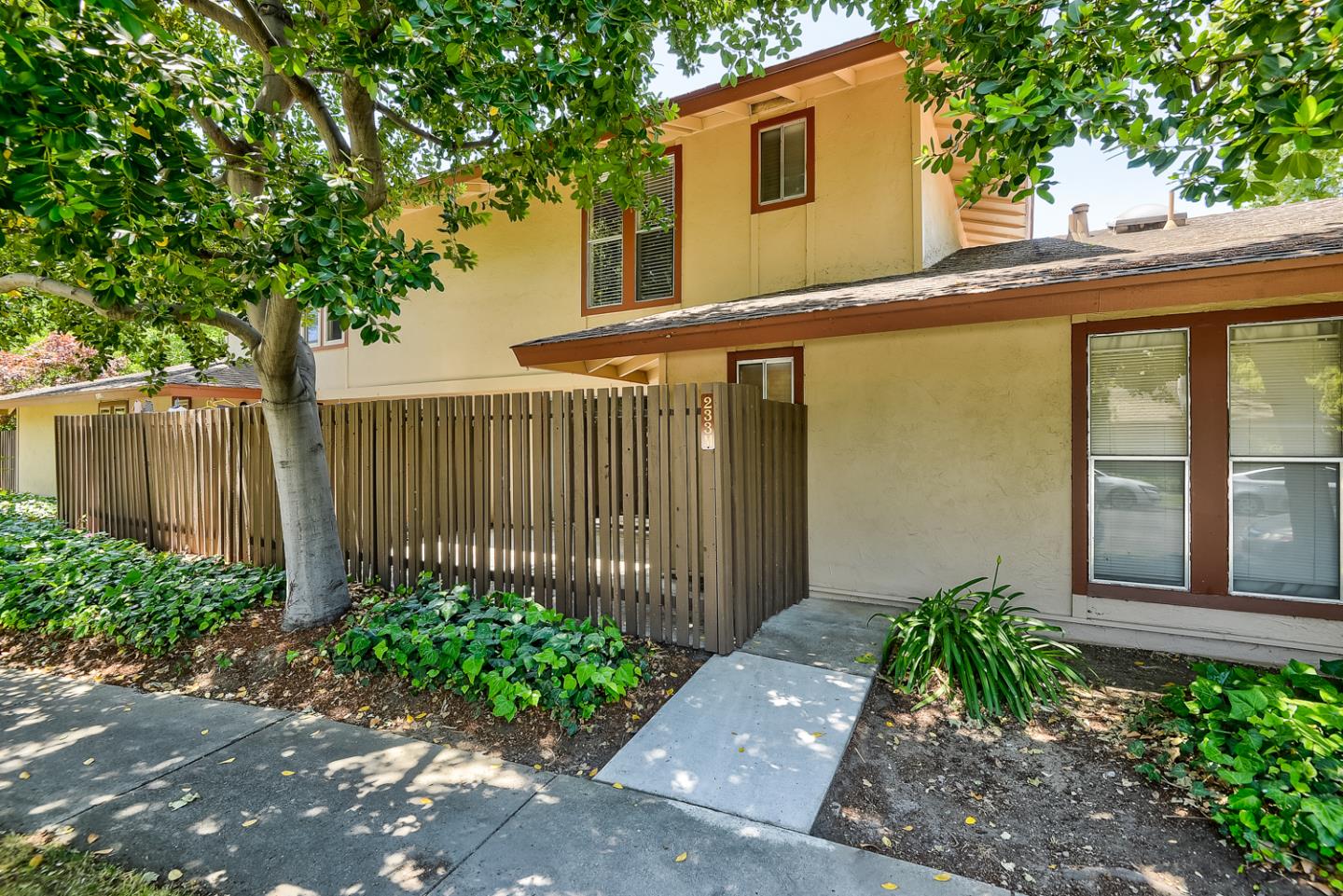 Detail Gallery Image 1 of 1 For 233 Red Oak Dr #M,  Sunnyvale,  CA 94086 - 3 Beds | 1/1 Baths