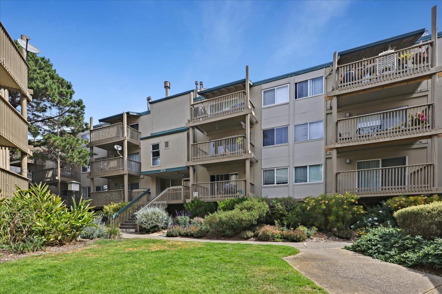 Detail Gallery Image 1 of 1 For 373 Half Moon Ln #209,  Daly City,  CA 94015 - 1 Beds | 1 Baths