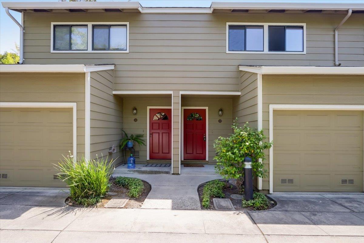 Detail Gallery Image 1 of 1 For 700 Chiquita Ave #13,  Mountain View,  CA 94041 - 2 Beds | 2/1 Baths