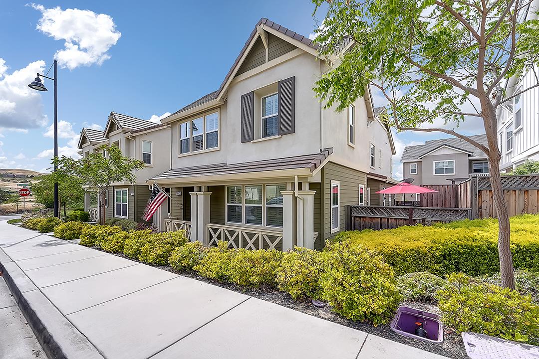 Detail Gallery Image 1 of 1 For 6962 Calistoga Ln, Dublin,  CA 94568 - 4 Beds | 3/1 Baths