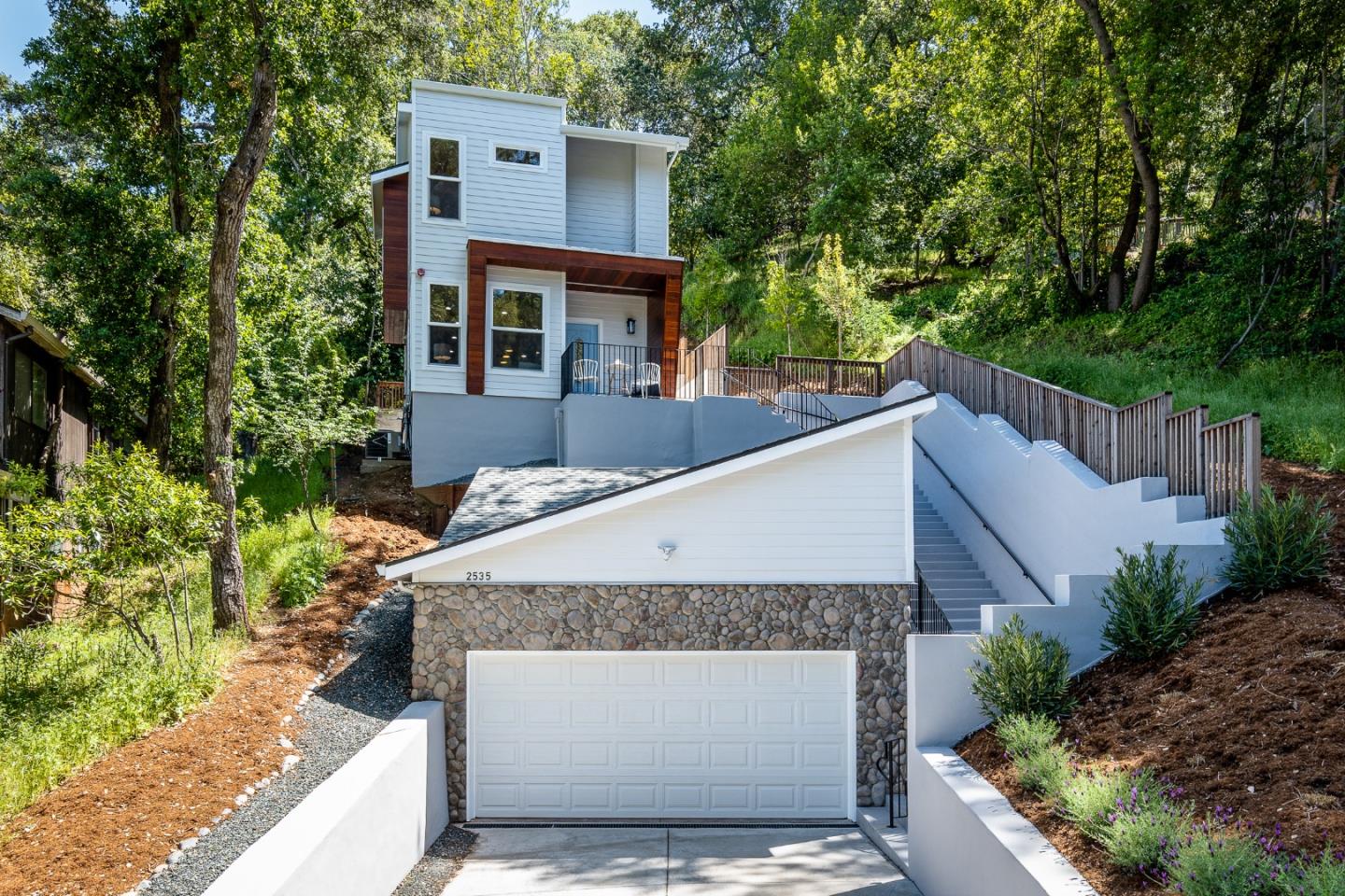 Detail Gallery Image 1 of 1 For 2535 Woodland Pl, Redwood City,  CA 94062 - 3 Beds | 2/1 Baths