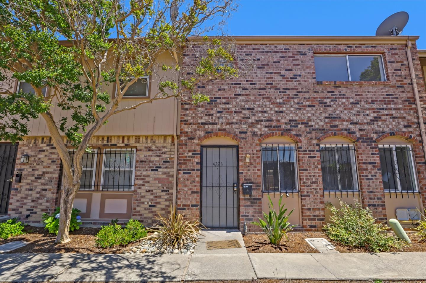 Detail Gallery Image 1 of 1 For 4223 Savannah Ln, Sacramento,  CA 95823 - 3 Beds | 1/1 Baths