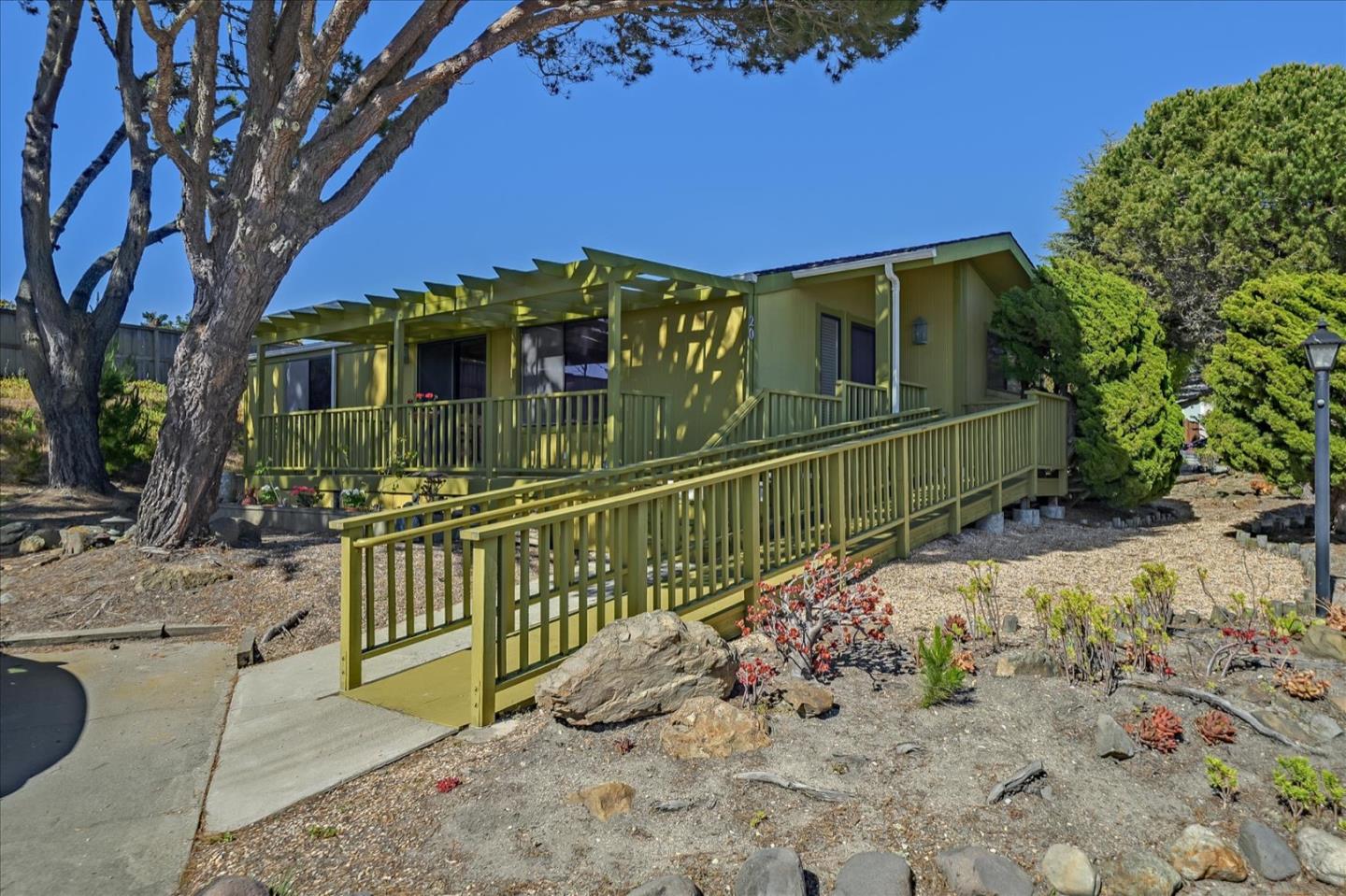 Detail Gallery Image 1 of 26 For 20 Ocean View Ave #20,  Half Moon Bay,  CA 94019 - 2 Beds | 2 Baths