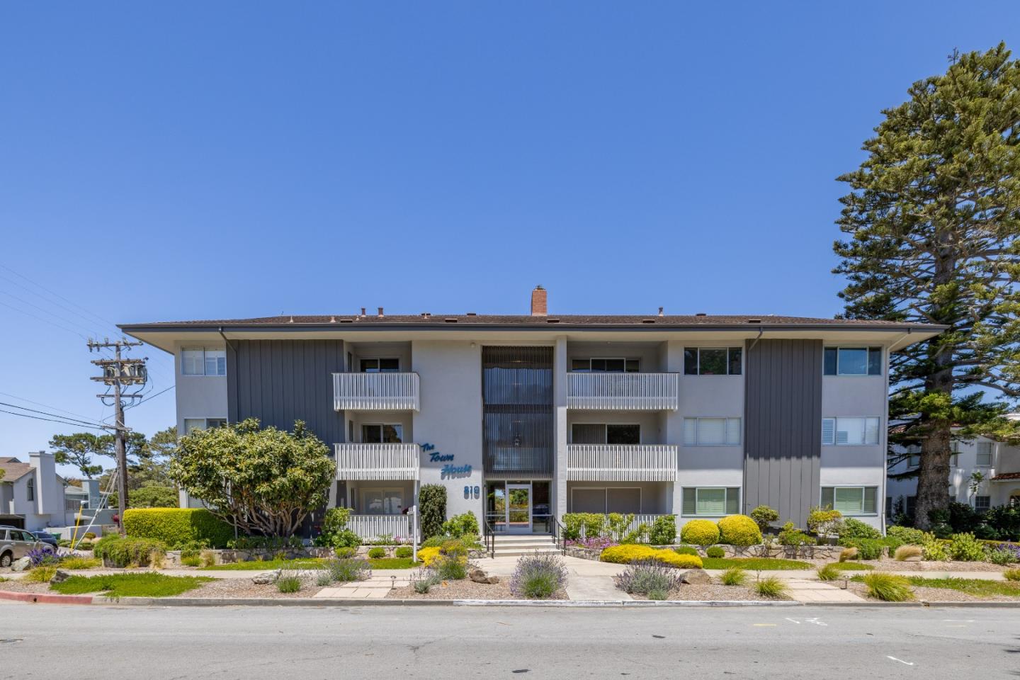 Detail Gallery Image 1 of 1 For 810 Lighthouse Ave #302,  Pacific Grove,  CA 93950 - 1 Beds | 1 Baths