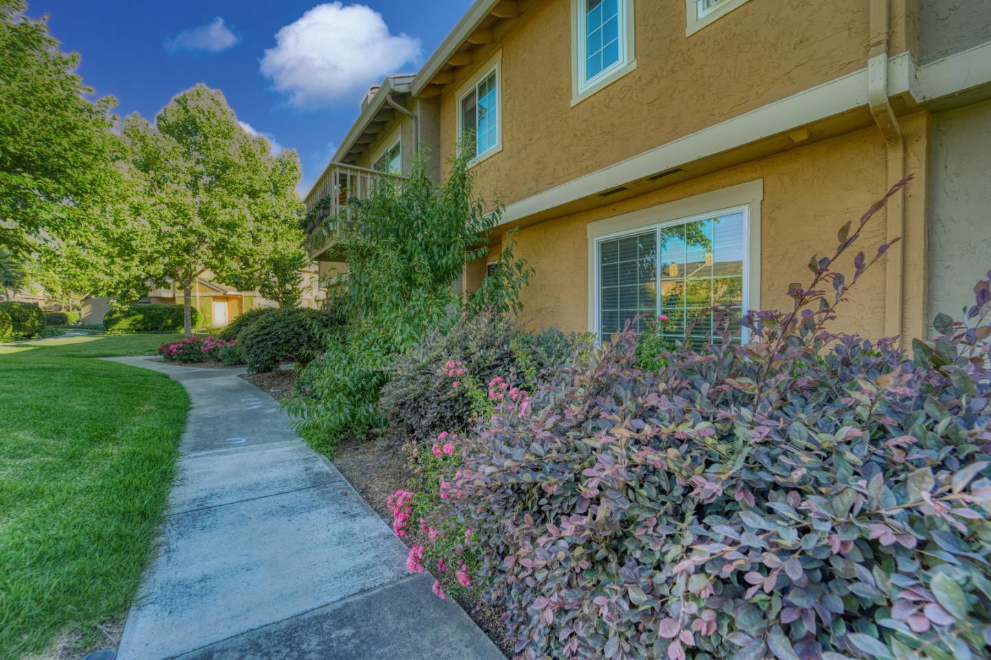Detail Gallery Image 1 of 1 For 3438 Brushcreek, San Jose,  CA 95121 - 3 Beds | 2/1 Baths