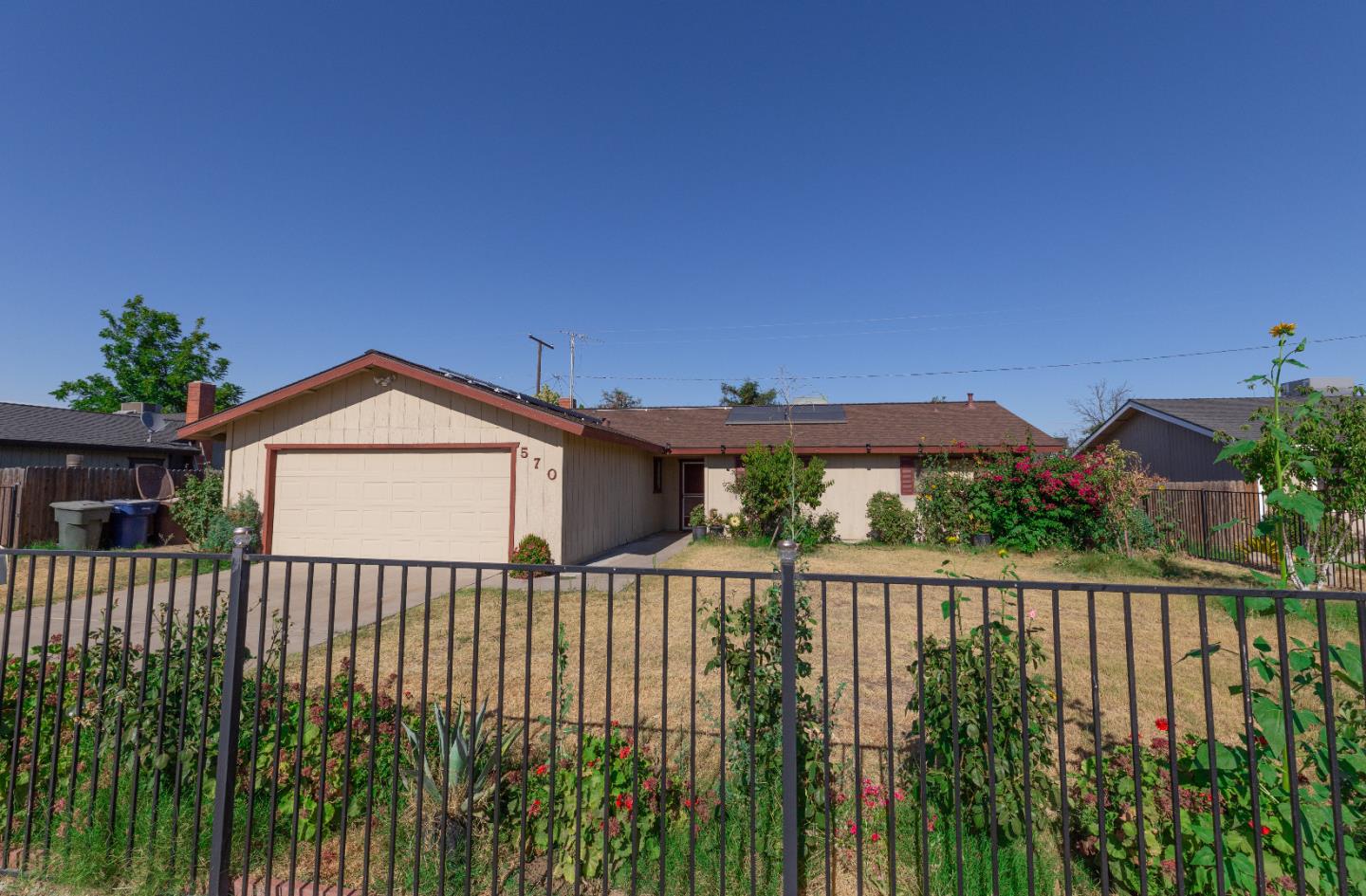 Detail Gallery Image 1 of 1 For 570 S Randle St, Tulare,  CA 93274 - 3 Beds | 2 Baths