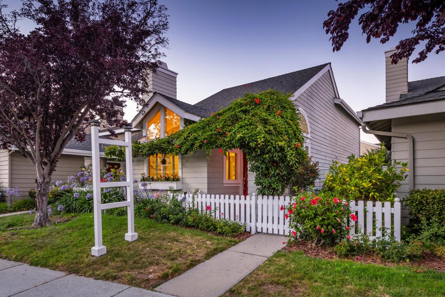 Detail Gallery Image 1 of 1 For 307 Starfish Ln, Redwood Shores,  CA 94065 - 3 Beds | 2/1 Baths