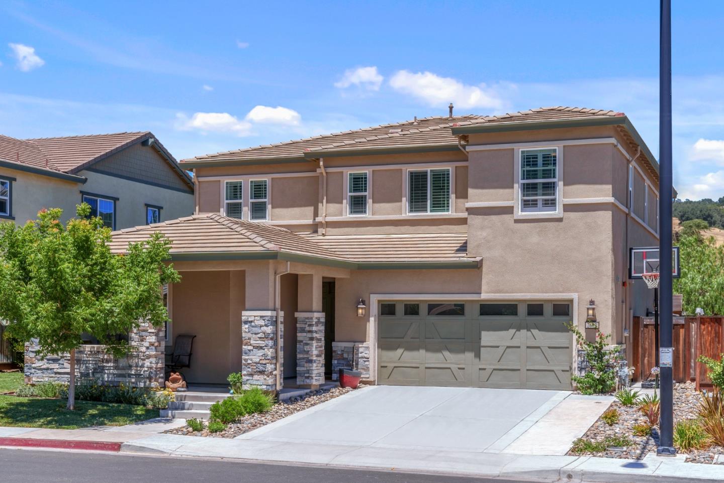 Detail Gallery Image 1 of 1 For 2611 Apple Tree Way, Gilroy,  CA 95020 - 5 Beds | 4/1 Baths