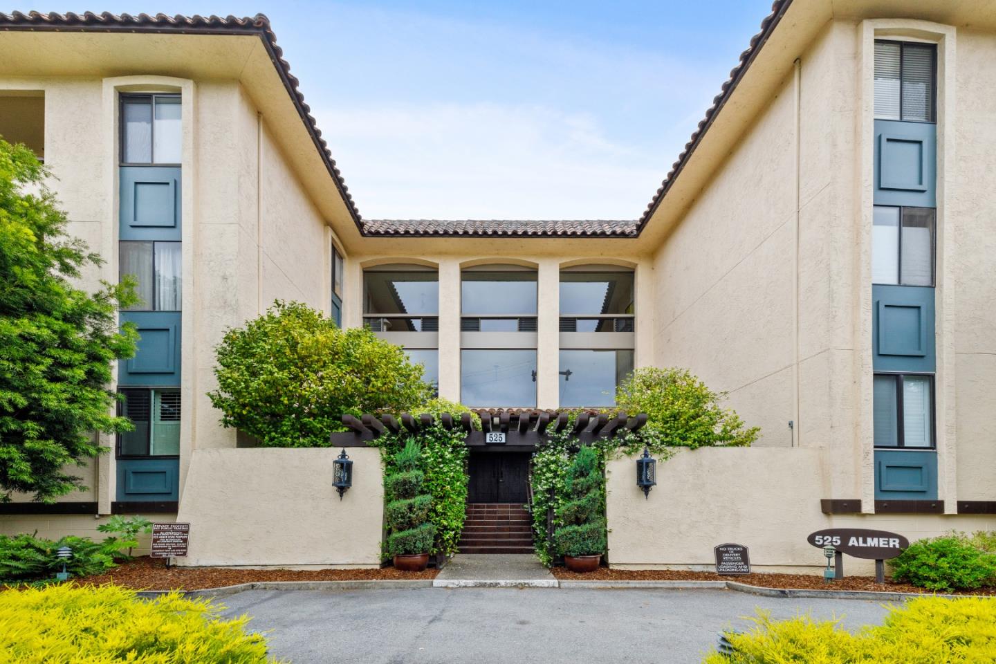Detail Gallery Image 1 of 1 For 525 Almer Rd #107,  Burlingame,  CA 94010 - 2 Beds | 2 Baths