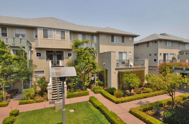 Detail Gallery Image 1 of 1 For 131 Blossom Cir 2d,  San Mateo,  CA 94403 - 2 Beds | 1 Baths