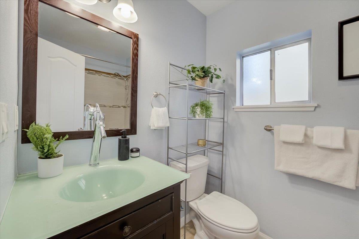 Detail Gallery Image 20 of 55 For 2037 E 23rd St, Oakland,  CA 94606 - 4 Beds | 2 Baths