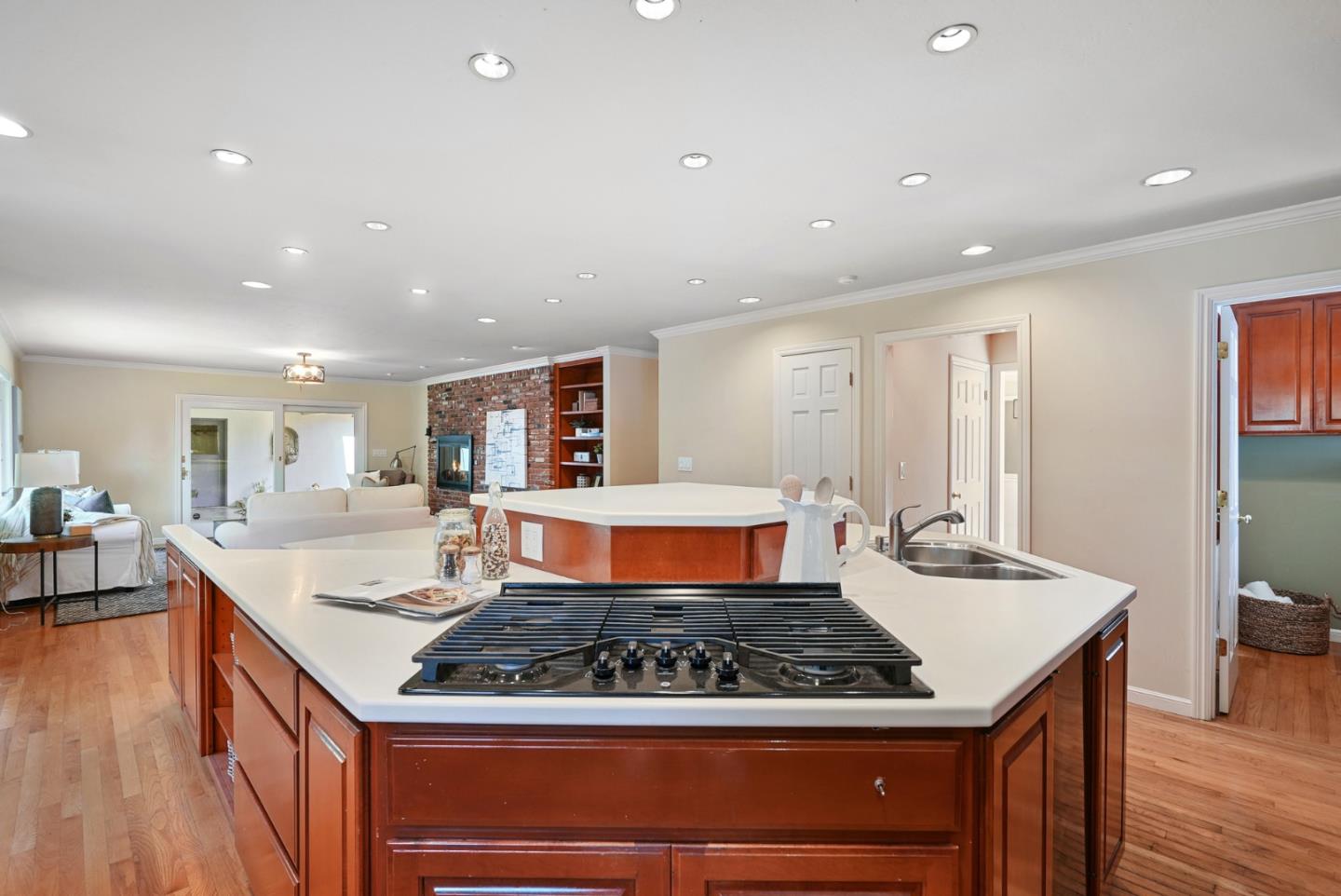 Detail Gallery Image 17 of 48 For 14 Sunkist Ln, Los Altos,  CA 94022 - 3 Beds | 3/1 Baths