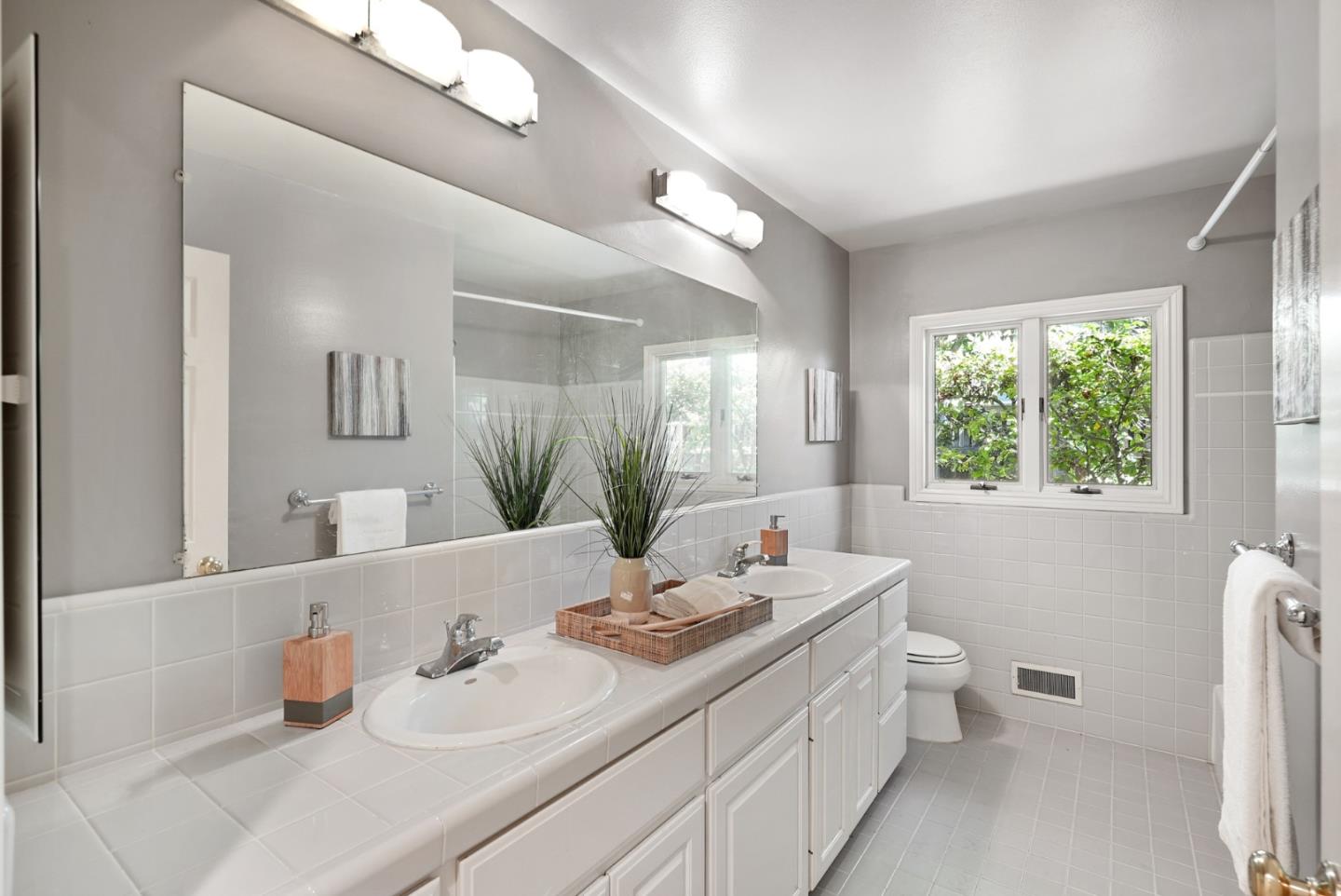 Detail Gallery Image 23 of 48 For 14 Sunkist Ln, Los Altos,  CA 94022 - 3 Beds | 3/1 Baths