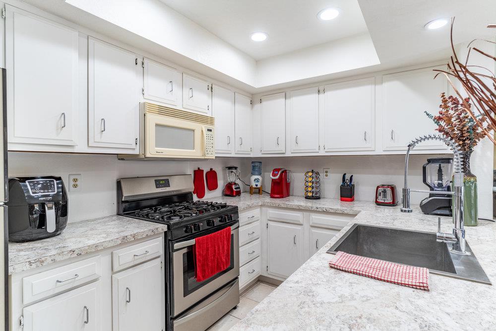 Detail Gallery Image 1 of 1 For 2396 N Main St #D,  Salinas,  CA 93906 - 3 Beds | 2 Baths